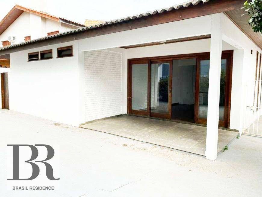 Casa à venda com 4 quartos, 230m² - Foto 1