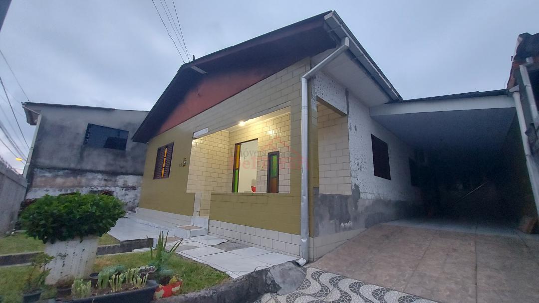 Casa à venda com 4 quartos, 200m² - Foto 1