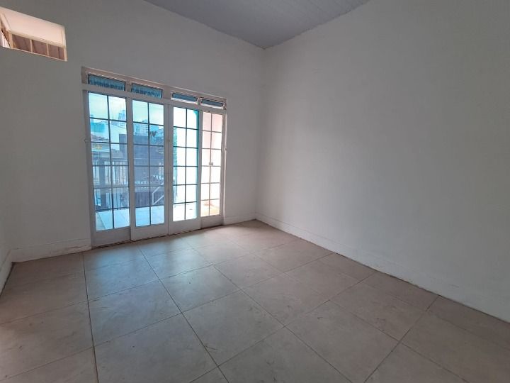 Casa para alugar com 2 quartos, 180m² - Foto 1