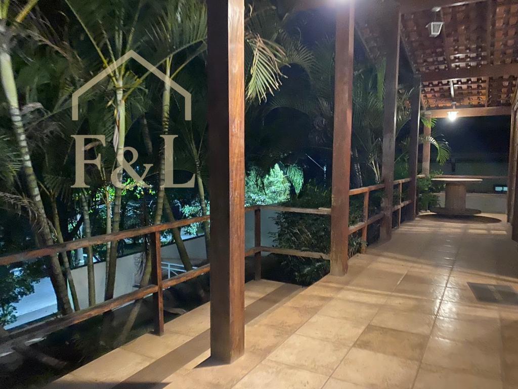 Casa, 4 quartos, 215 m² - Foto 1