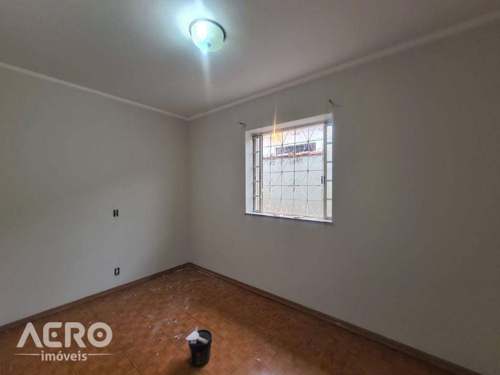 Casa à venda com 3 quartos, 380m² - Foto 12