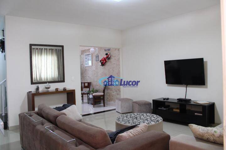 Sobrado à venda com 3 quartos, 165m² - Foto 1