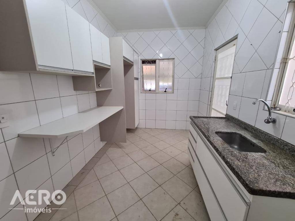 Casa à venda com 4 quartos, 200m² - Foto 7