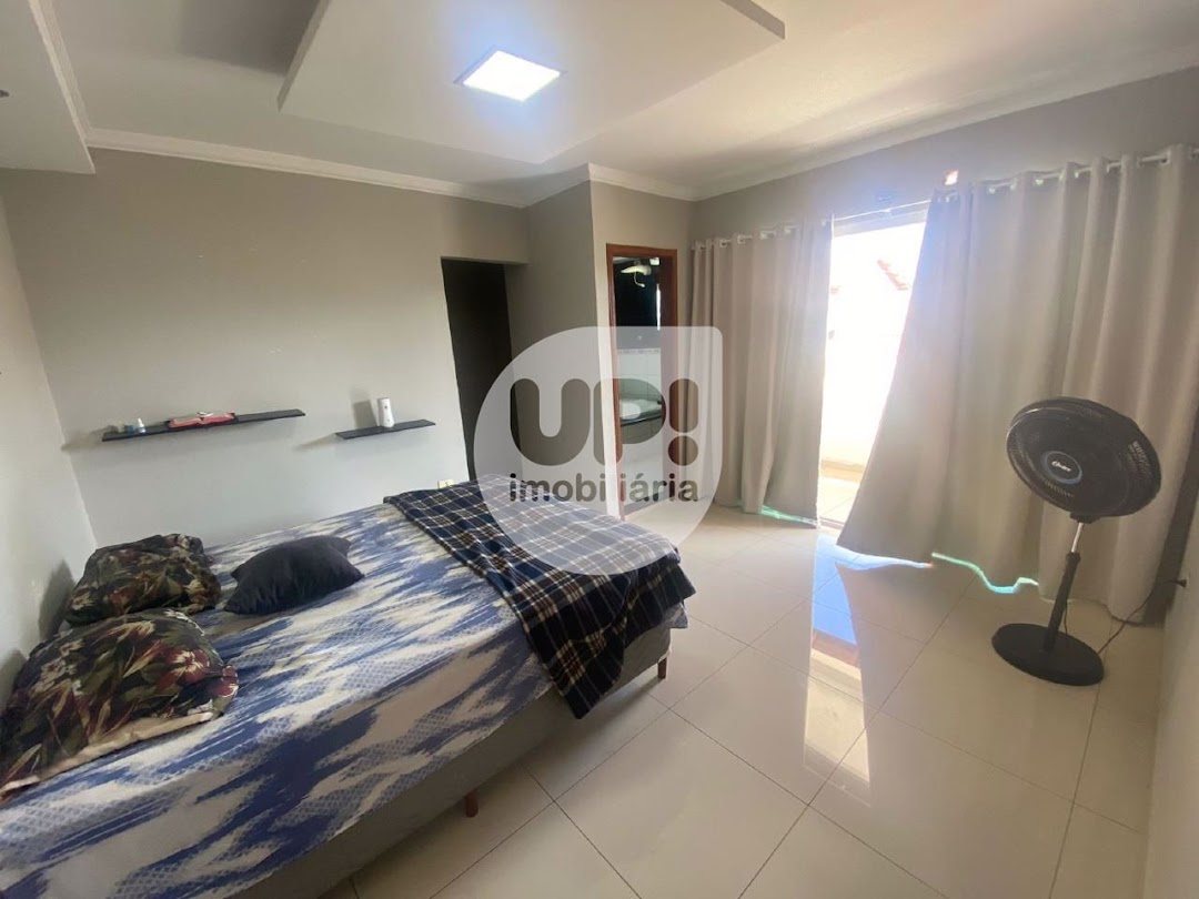 Casa de Condomínio à venda com 3 quartos, 200m² - Foto 2