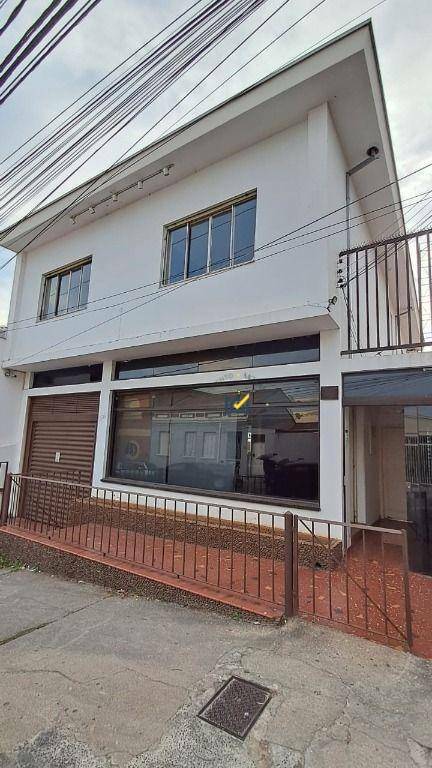 Casa para alugar com 3 quartos, 450m² - Foto 1