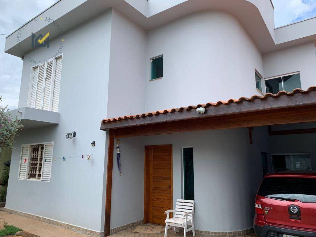 Casa à venda com 3 quartos, 252m² - Foto 1