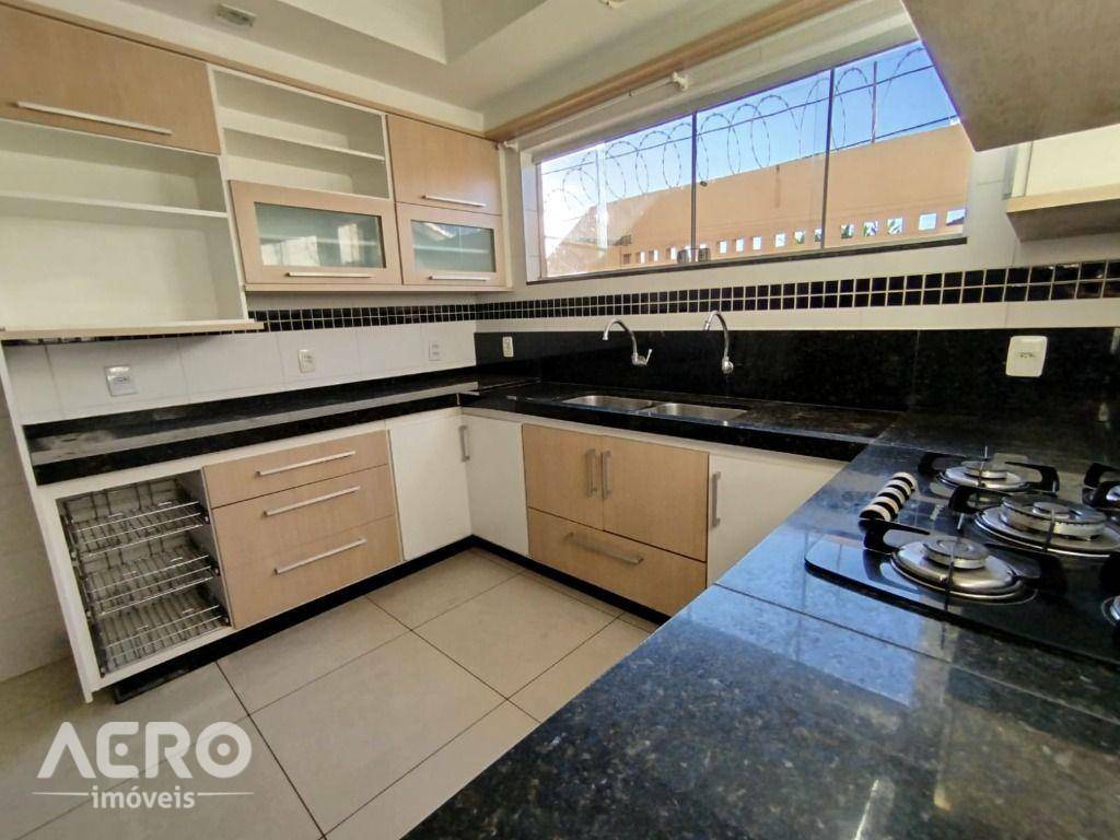 Casa para alugar com 3 quartos, 210m² - Foto 30