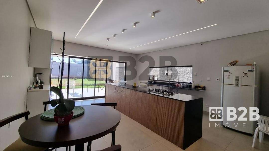 Casa à venda com 3 quartos, 225m² - Foto 1