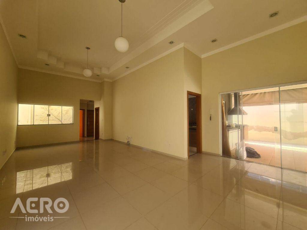 Casa à venda com 3 quartos, 230m² - Foto 1