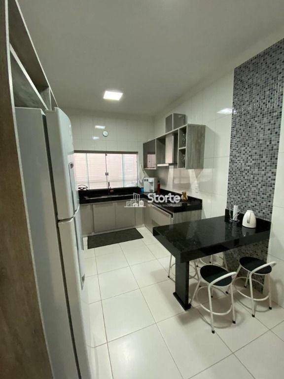 Casa à venda com 3 quartos, 200m² - Foto 4