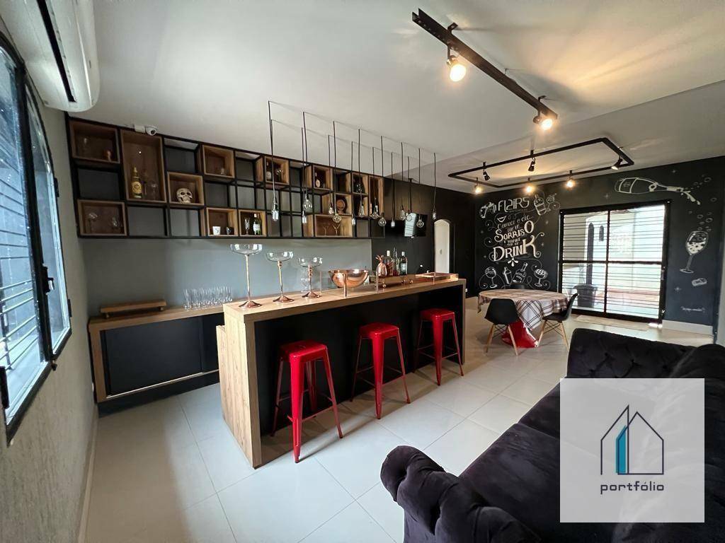 Casa à venda com 5 quartos, 238m² - Foto 1