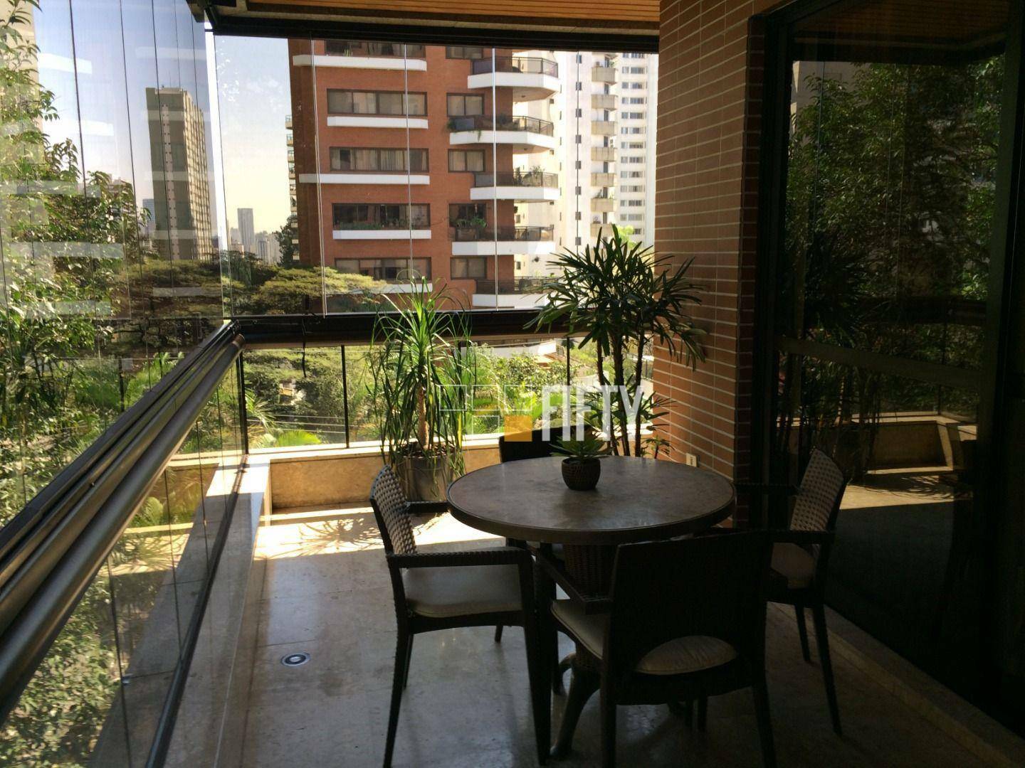 Apartamento à venda com 4 quartos, 275m² - Foto 1