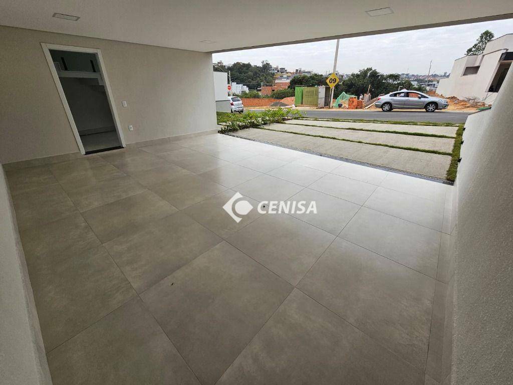 Casa de Condomínio à venda com 3 quartos, 228m² - Foto 2