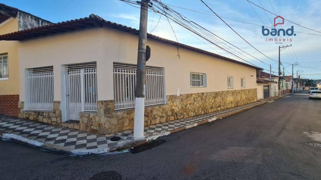 Casa à venda com 3 quartos, 241m² - Foto 1