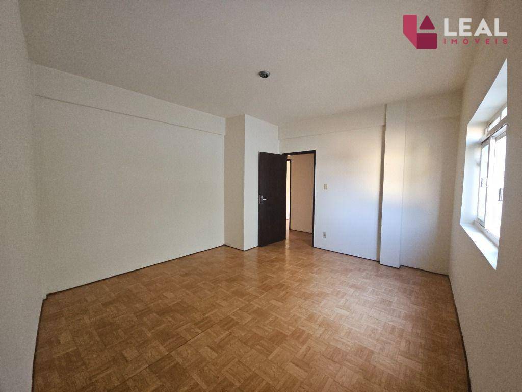 Apartamento para alugar com 3 quartos, 110m² - Foto 12