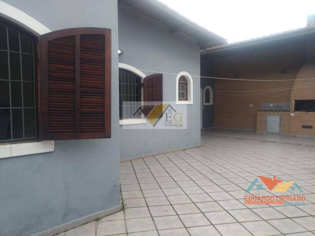 Casa à venda com 3 quartos, 212m² - Foto 1