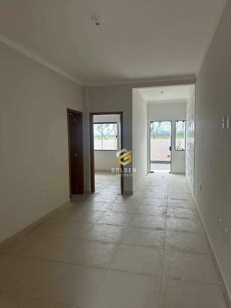 Casa à venda com 2 quartos, 56m² - Foto 2