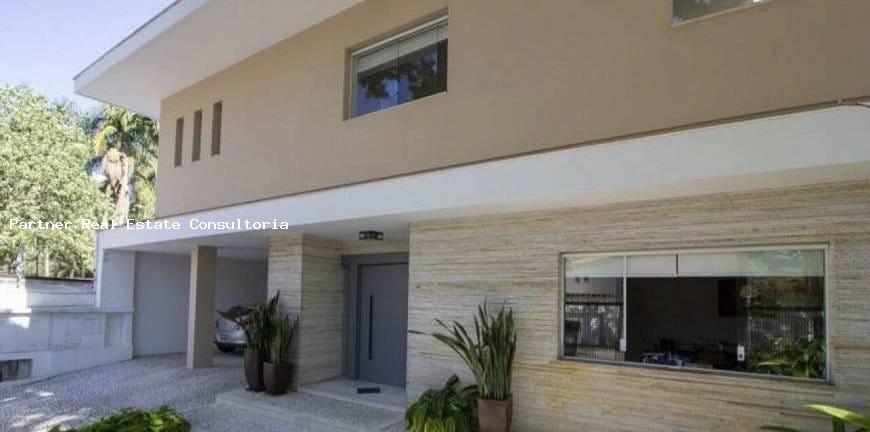 Casa à venda com 4 quartos, 600m² - Foto 1