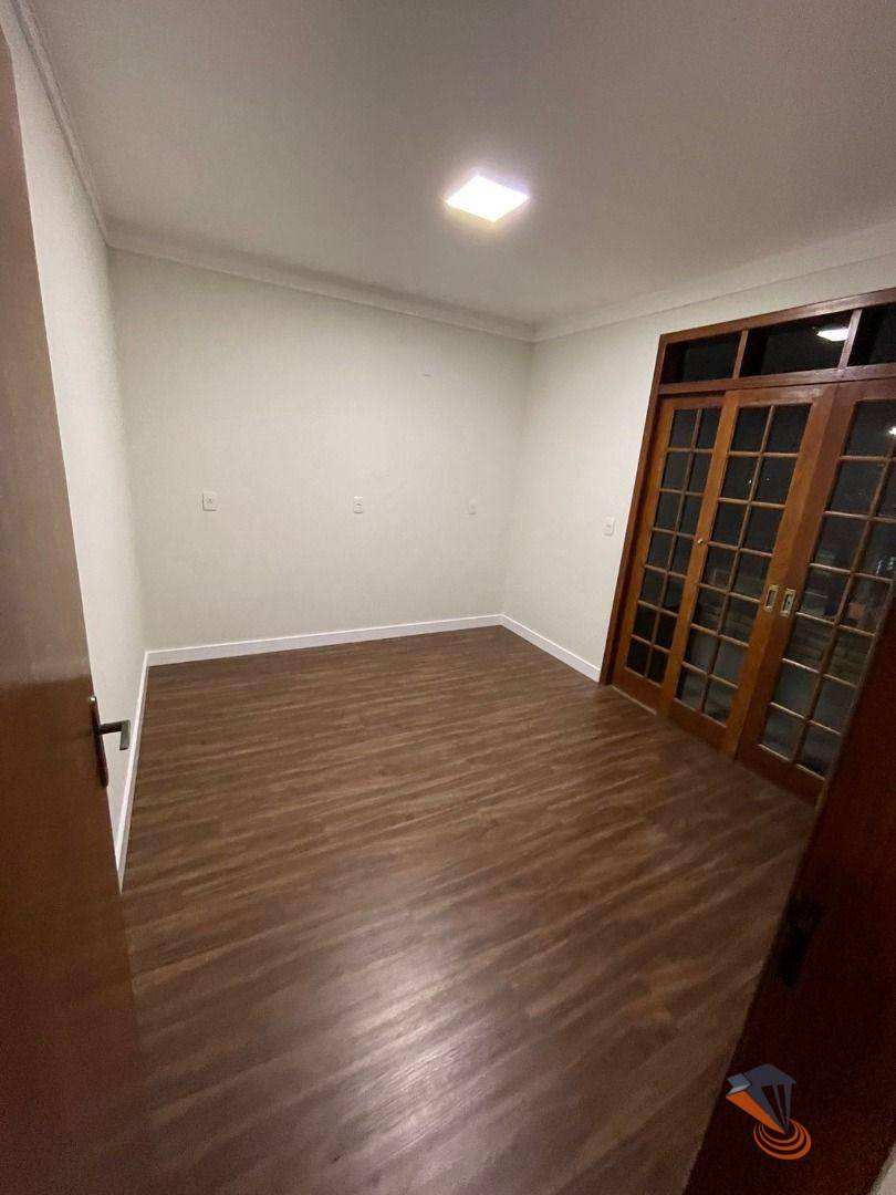 Casa à venda com 3 quartos, 260m² - Foto 8