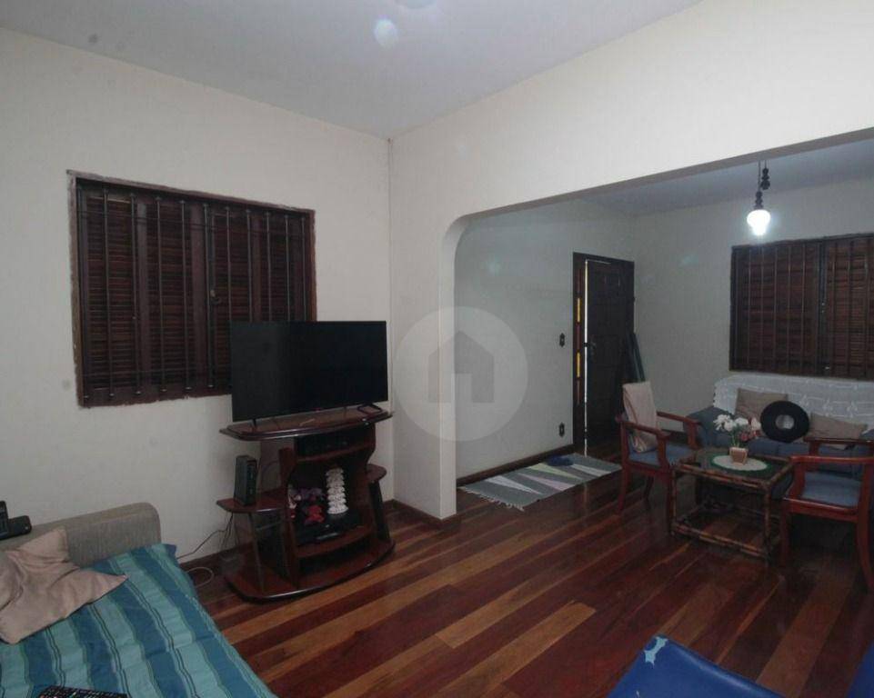 Casa à venda com 3 quartos, 295m² - Foto 1