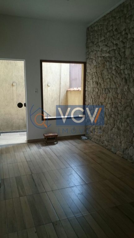 Casa para alugar com 3 quartos, 400m² - Foto 1