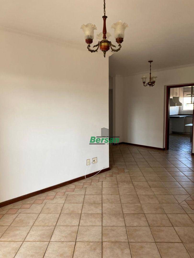 Apartamento à venda com 3 quartos, 126m² - Foto 2