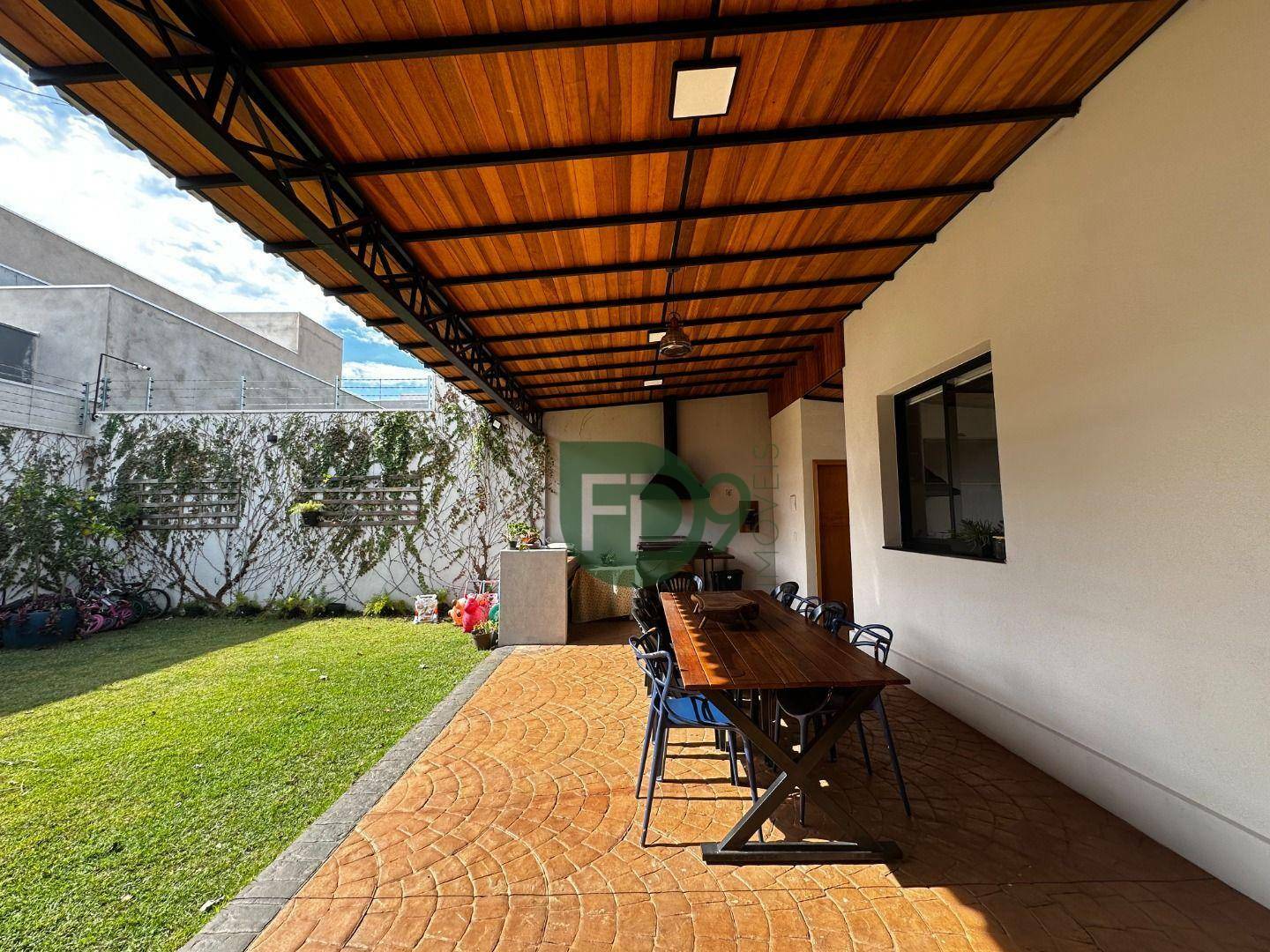 Casa à venda com 3 quartos, 148m² - Foto 1