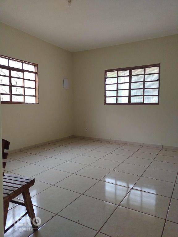 Casa à venda com 3 quartos, 220m² - Foto 2