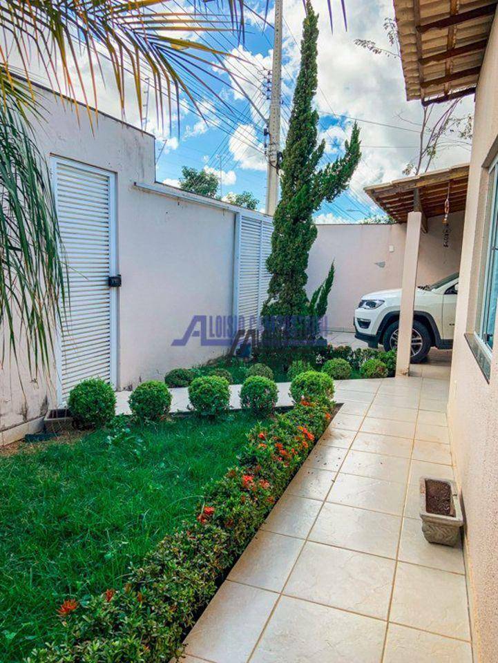 Casa à venda com 3 quartos, 252m² - Foto 1