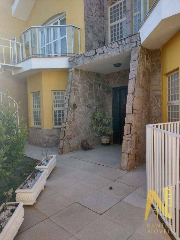 Casa à venda e aluguel com 5 quartos, 330m² - Foto 1