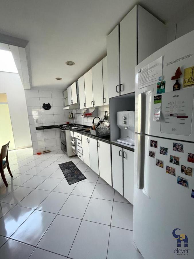 Casa à venda com 4 quartos, 220m² - Foto 21