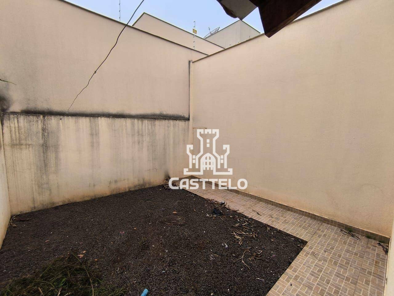 Casa à venda com 2 quartos, 100m² - Foto 2