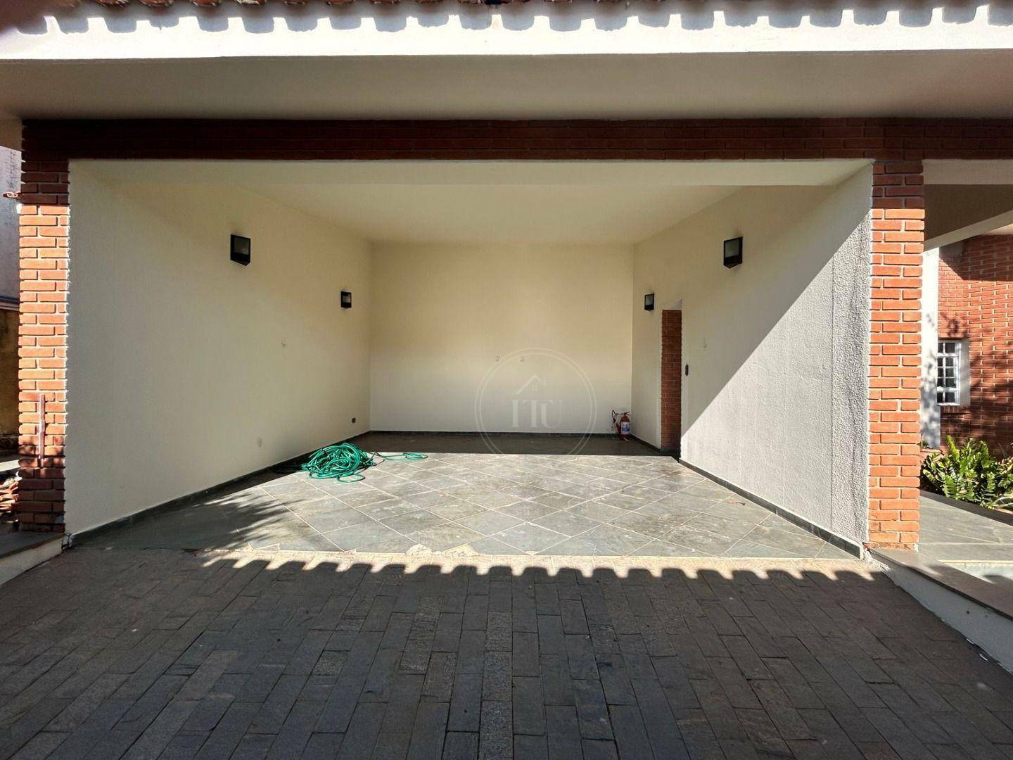 Casa à venda e aluguel com 3 quartos, 386m² - Foto 2