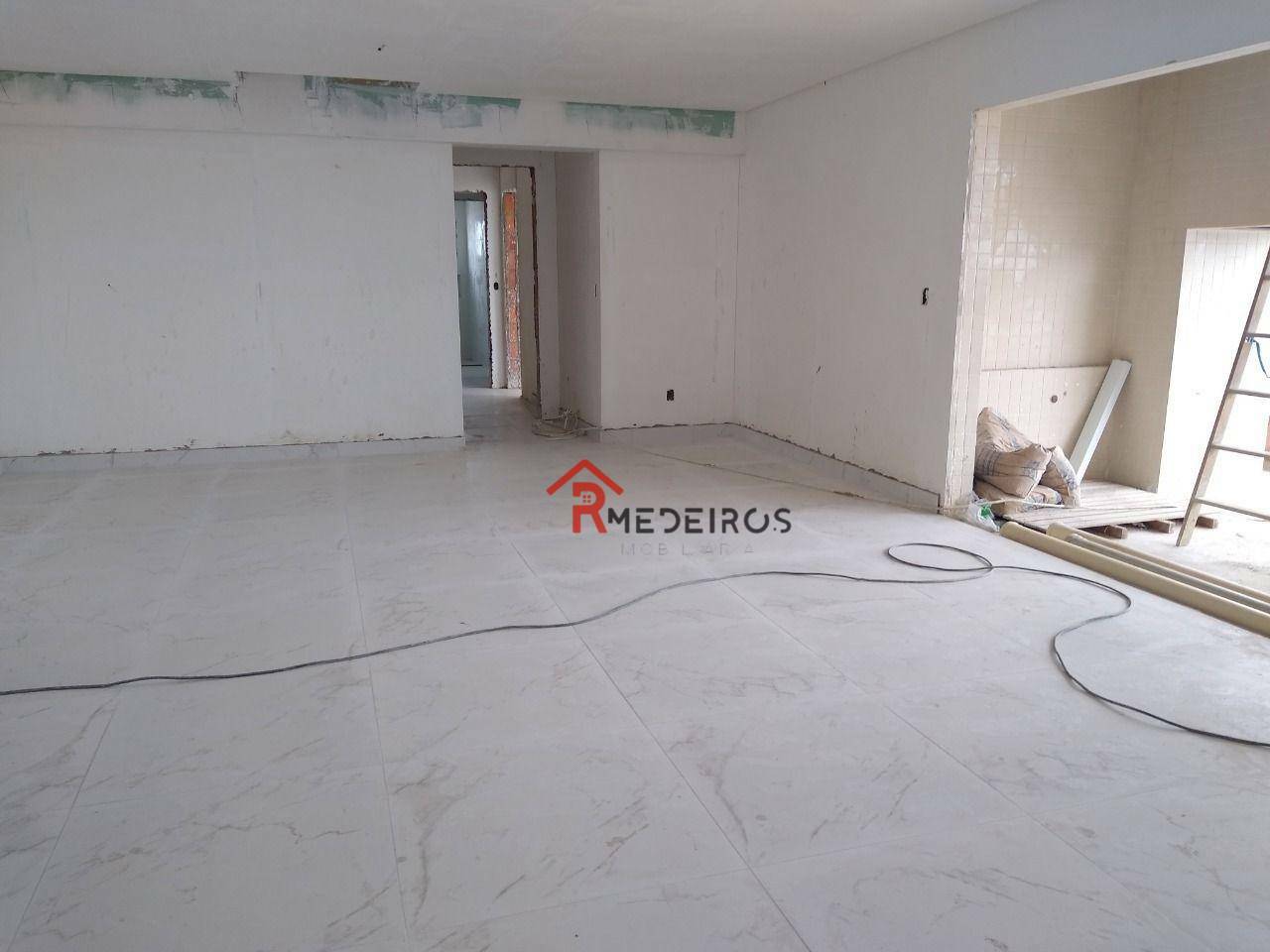 Apartamento à venda com 3 quartos, 148m² - Foto 2