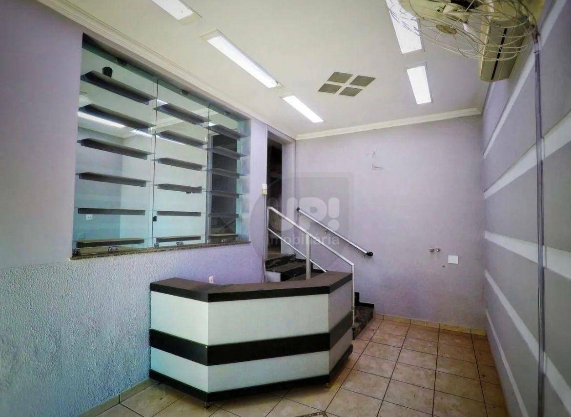 Casa à venda com 6 quartos, 189m² - Foto 1