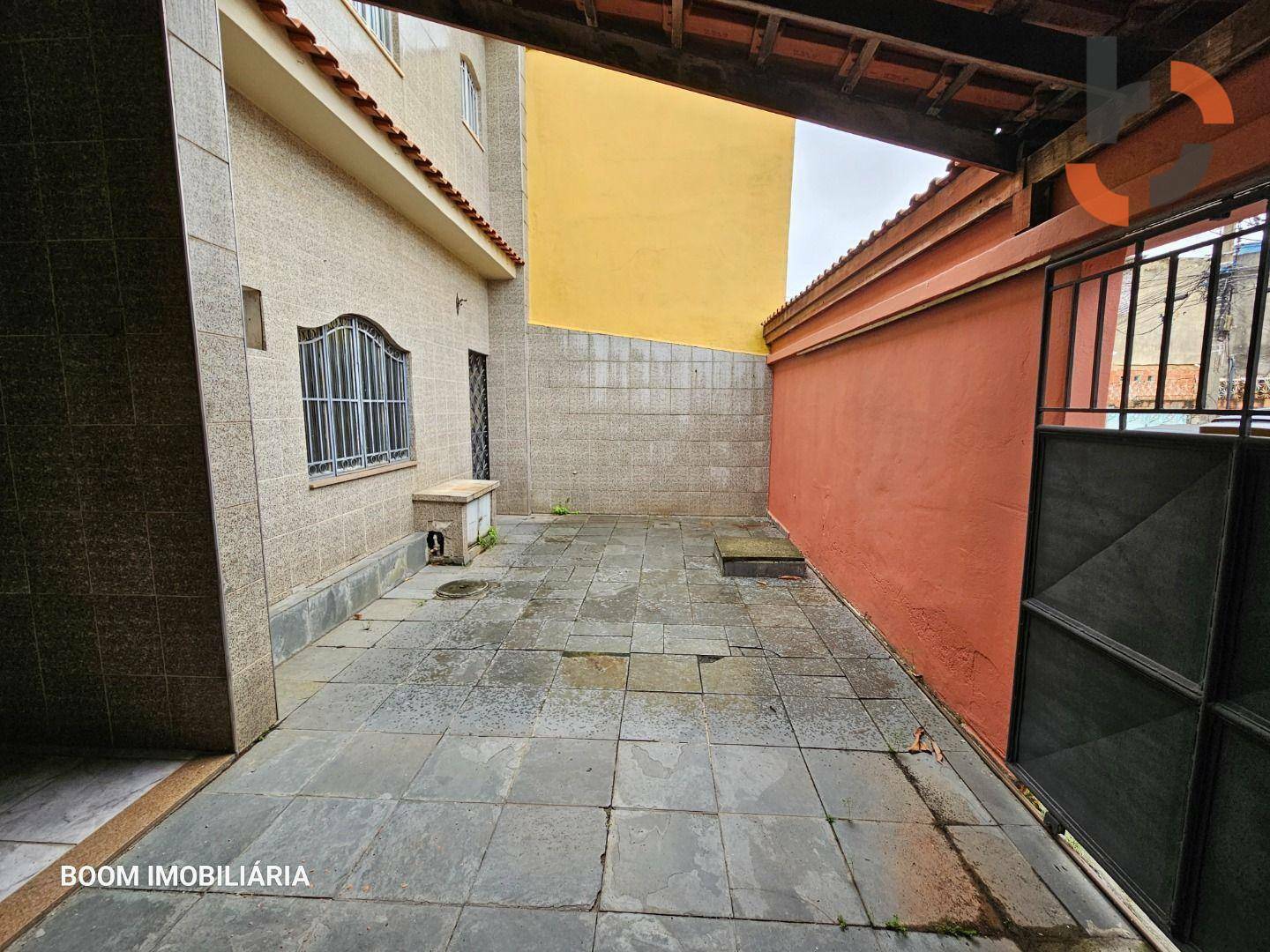 Casa à venda com 6 quartos, 210m² - Foto 3