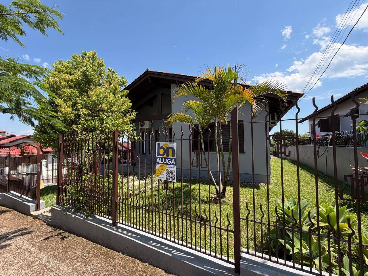 Casa, 4 quartos, 215 m² - Foto 1