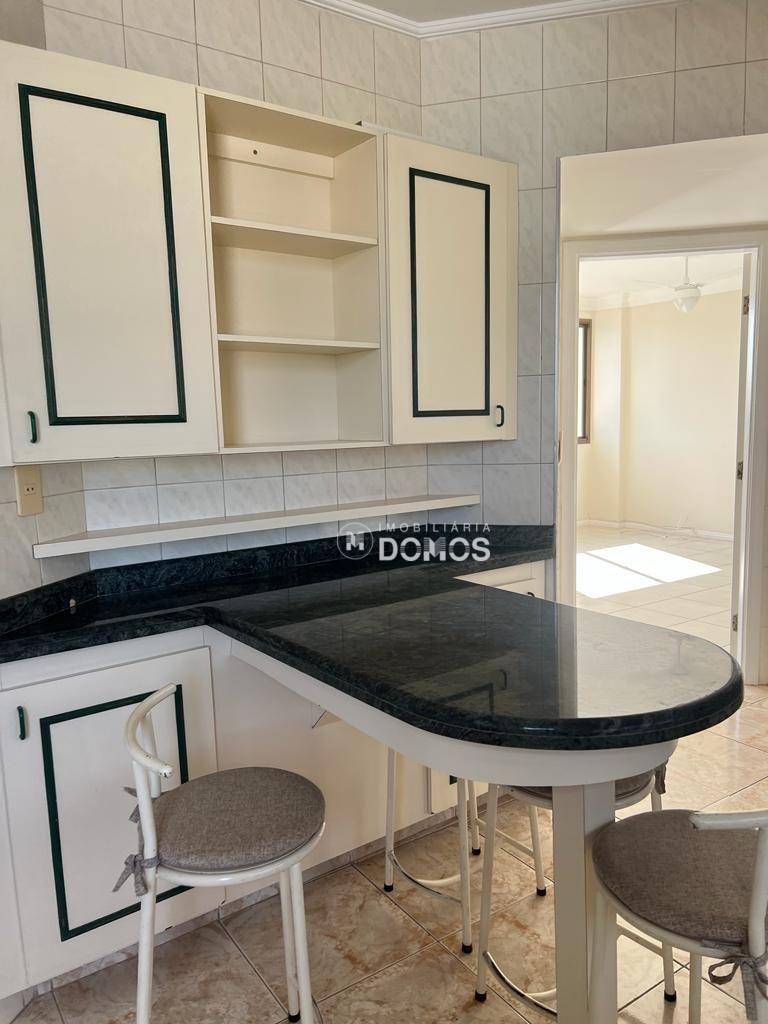 Apartamento para alugar com 4 quartos, 315m² - Foto 2