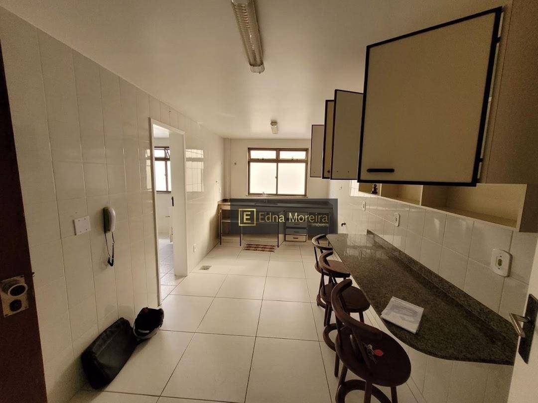 Apartamento à venda com 3 quartos, 142m² - Foto 2