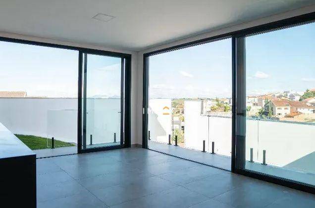 Casa à venda com 3 quartos, 323m² - Foto 3