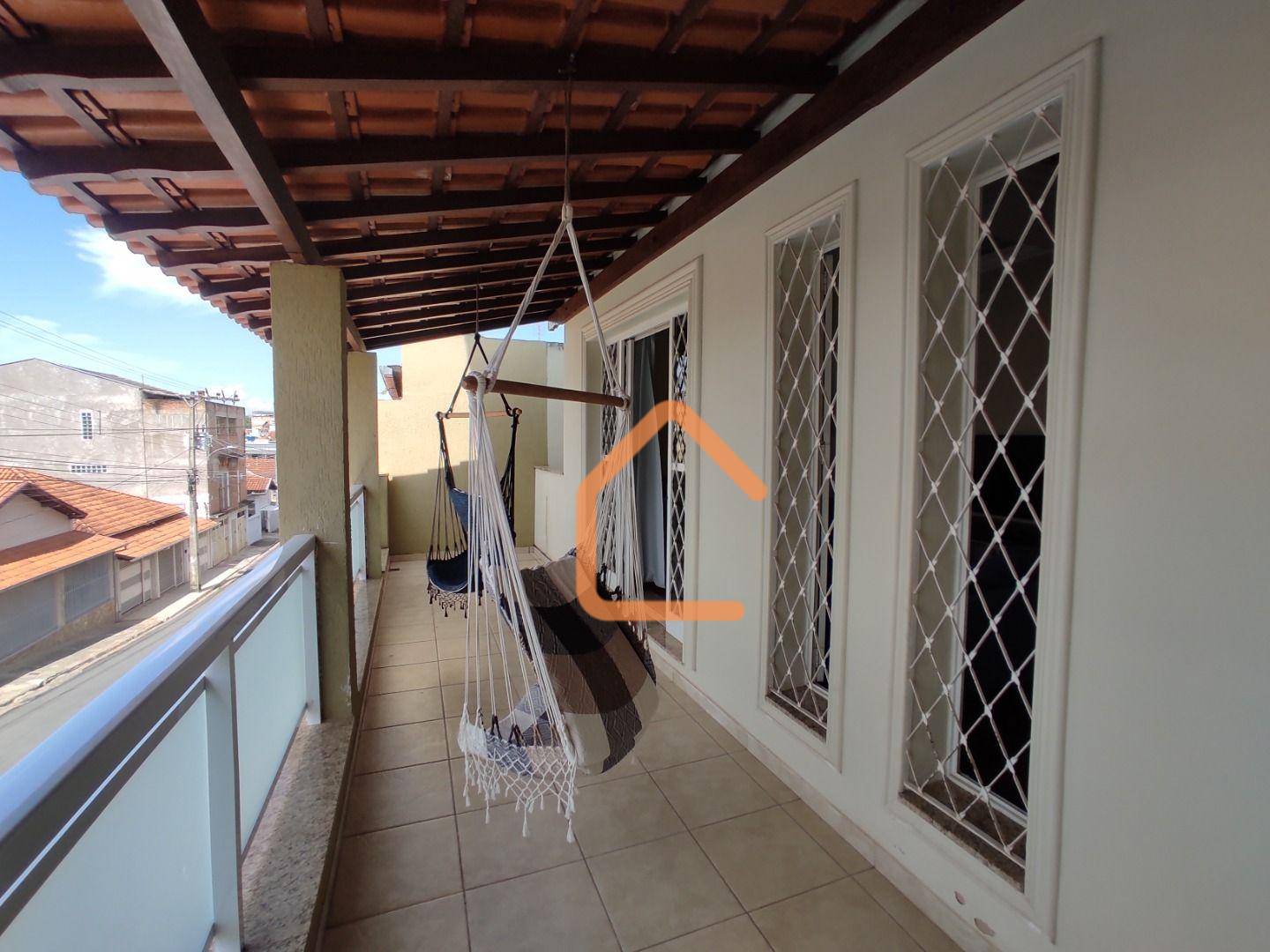 Casa à venda com 3 quartos, 245m² - Foto 1