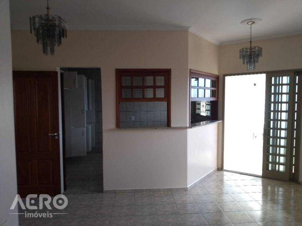 Casa à venda com 3 quartos, 218m² - Foto 2