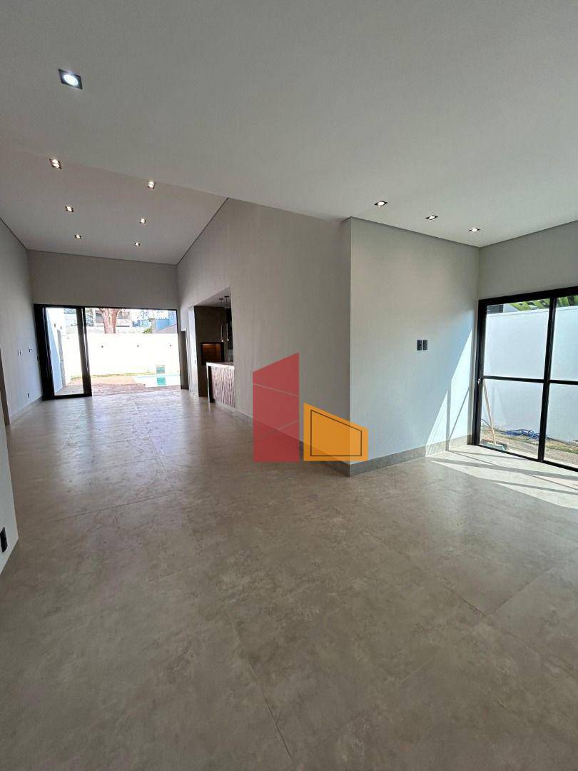 Casa de Condomínio à venda com 3 quartos, 240m² - Foto 2