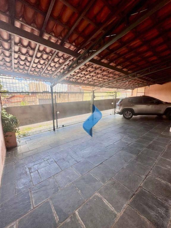 Casa à venda com 4 quartos, 210m² - Foto 2