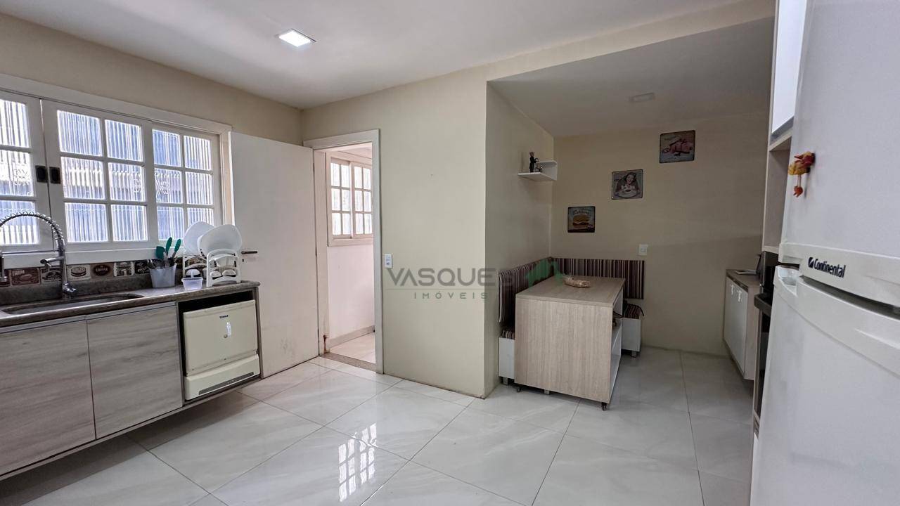 Casa à venda com 4 quartos, 371m² - Foto 9