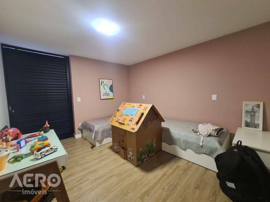 Casa à venda com 3 quartos, 252m² - Foto 10