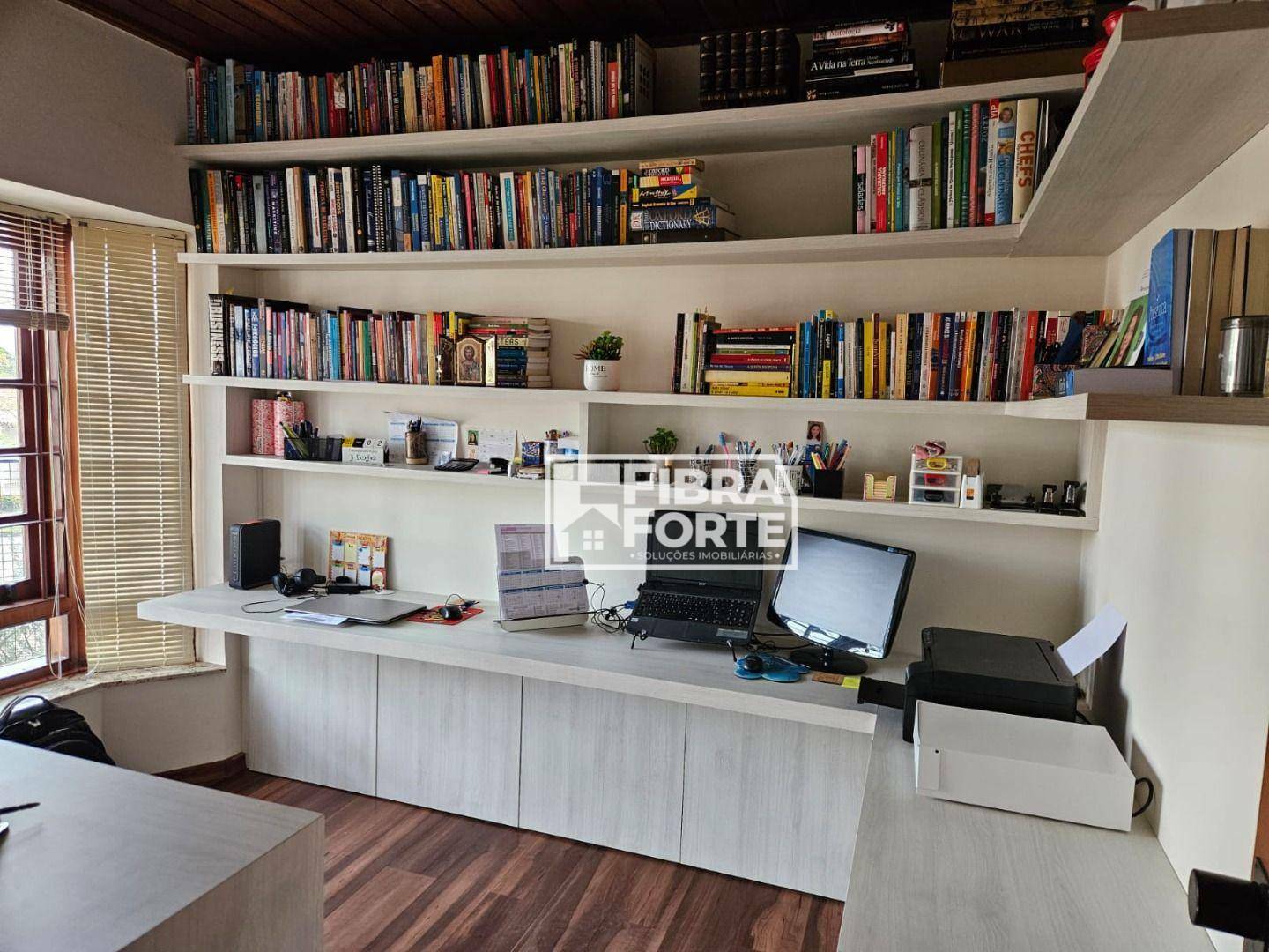 Casa à venda com 3 quartos, 333m² - Foto 8