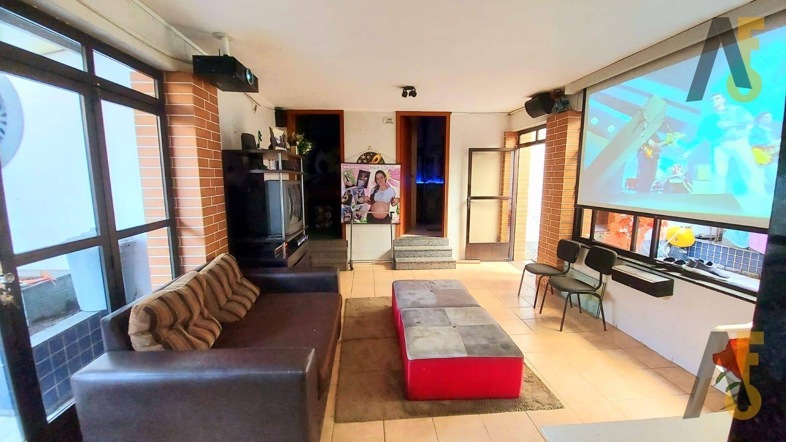 Casa à venda com 3 quartos, 360m² - Foto 1