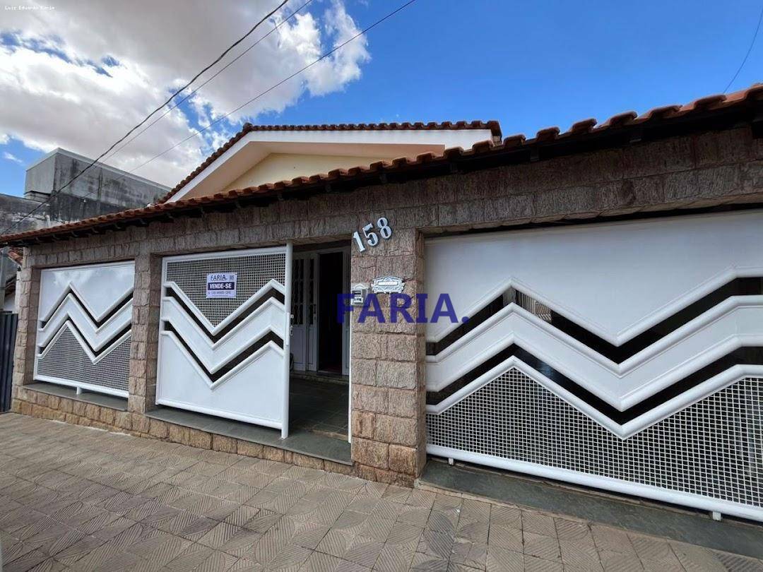 Casa à venda com 4 quartos, 230m² - Foto 1