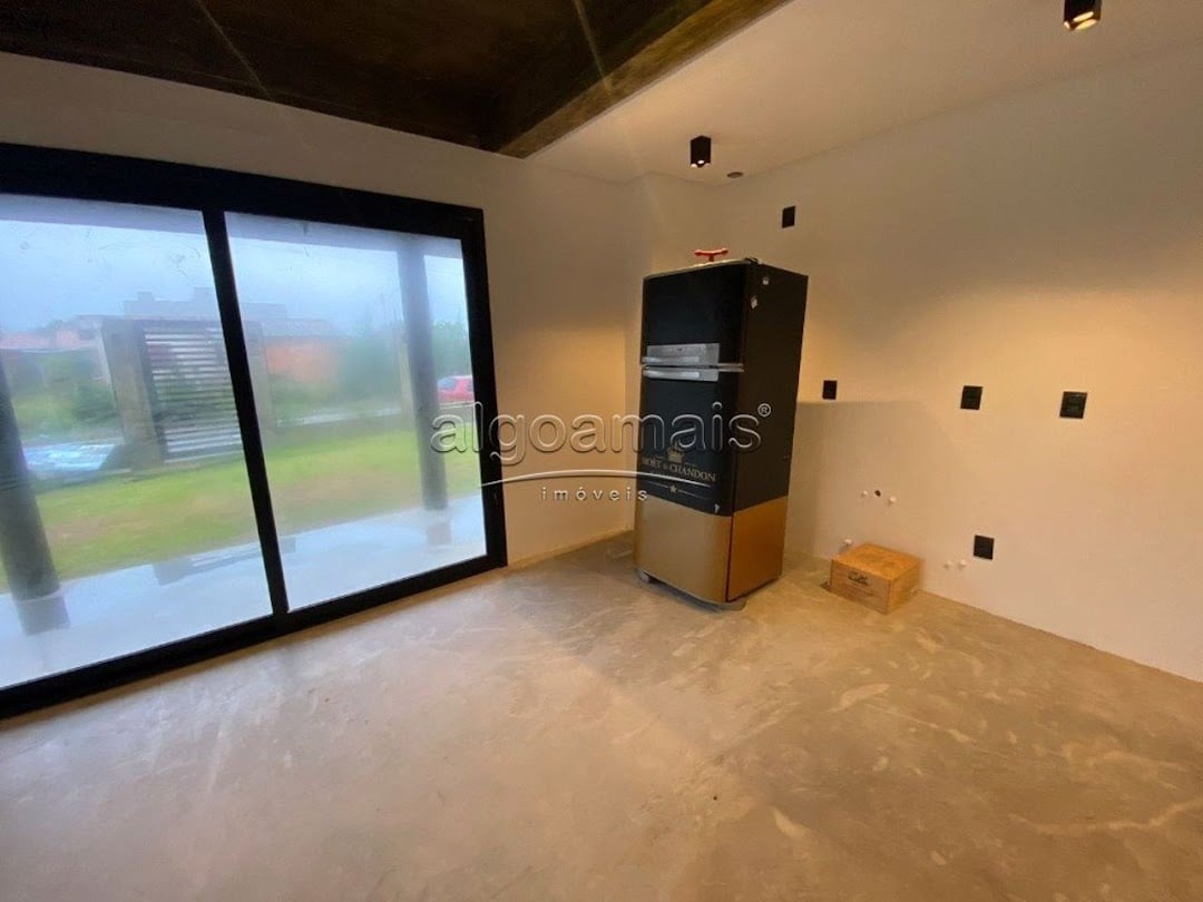 Casa à venda com 4 quartos, 220m² - Foto 4